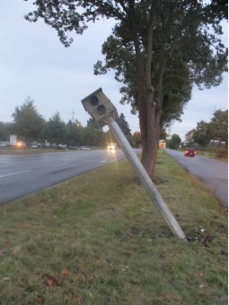 pol rek 171006 4 starenkasten durch unfall beschaedigt frechen
