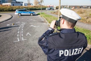pol-rek-170526-2-mit-dem-auto-gegen-drei-pkw-und-eine-hauswand-gestossen-bergheim