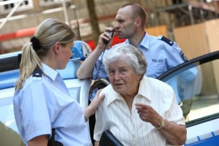 pol-rek-80-jaehriger-frau-armschmuck-geraubt-bergheim
