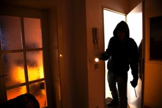 pol-rek-maskierte-scheiterten-an-verschlossener-tuer-bergheim
