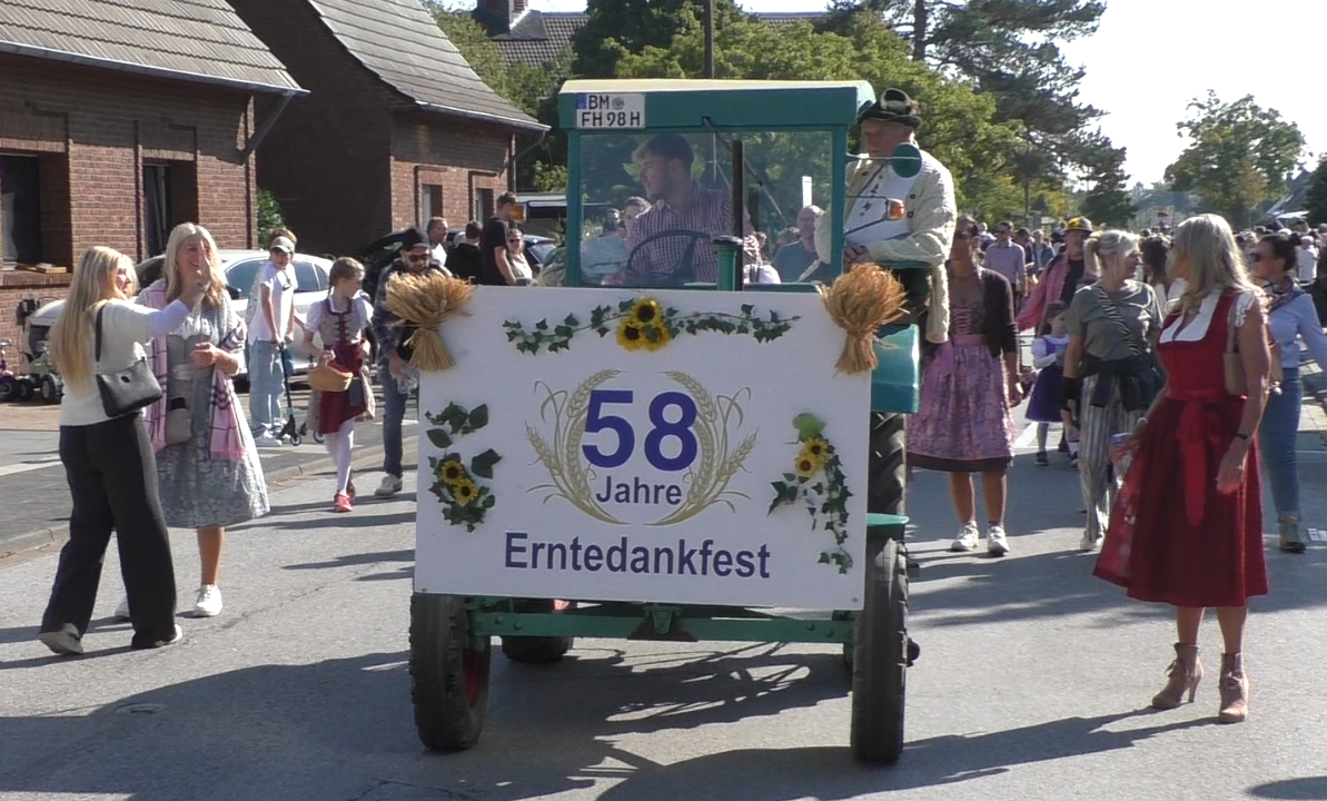 Erntedankumzug 2025 durch Stommelerbusch.