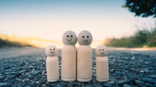 Städtische Familienzentren: Bastelwerkstatt und Forschermobil