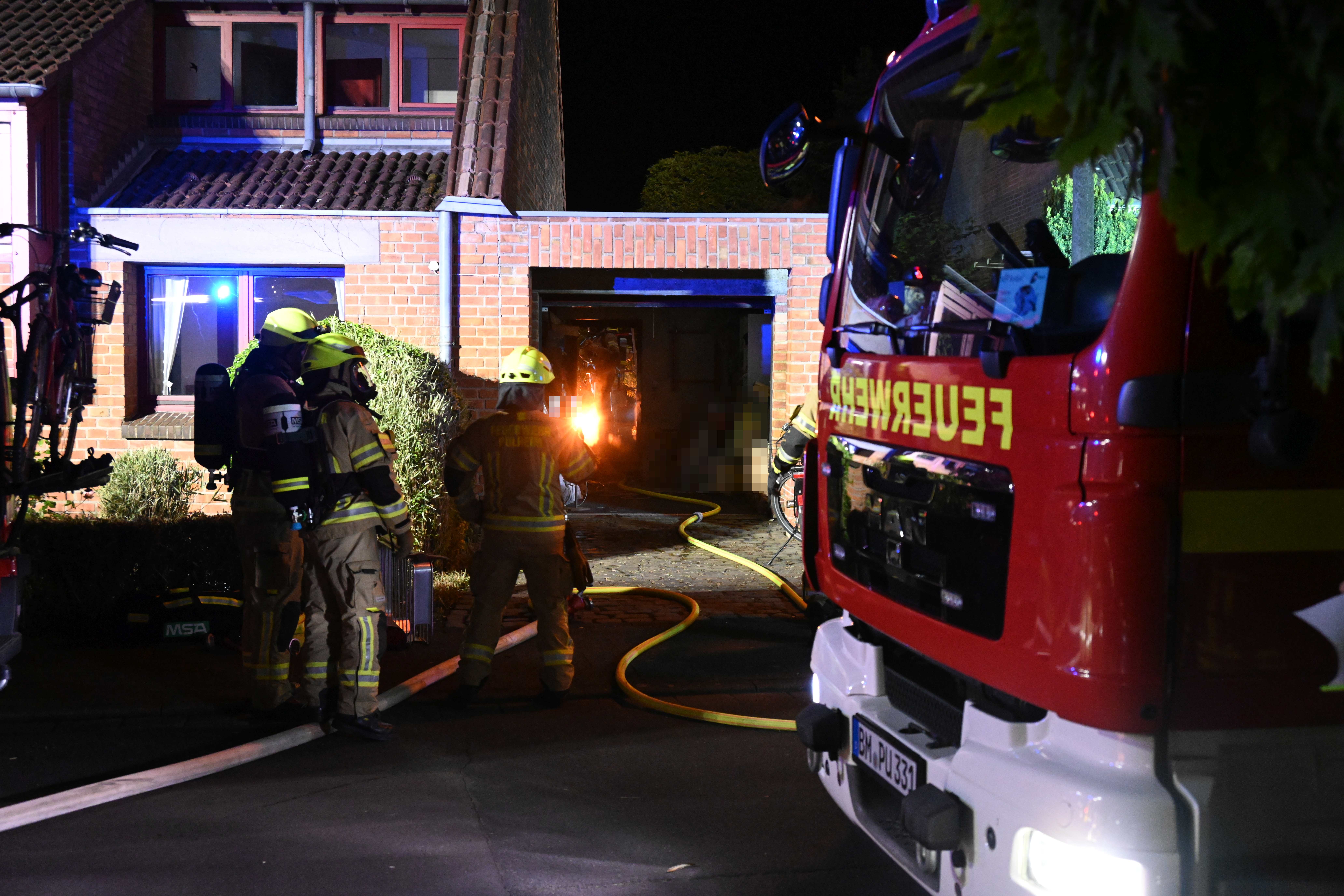 Unterstand in Flammen – Feuerwehr verhindert Brandausbreitung