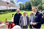 Bezirksgeschäftsführer Oliver Röhrs im Gespräch mit Innenminister Herbert Reul im Infobereich des Malteser Hilfsdiensts beim Tag der Sicherheit