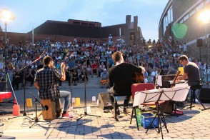 Bild Band vor Freitreppe