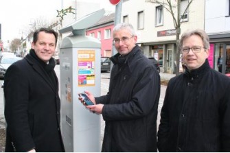 burgermeister frank keppeler der technische beigeordnete martin hoschen und abteilungsleiter david gerhards starten das handy parken in der stadt pulheim