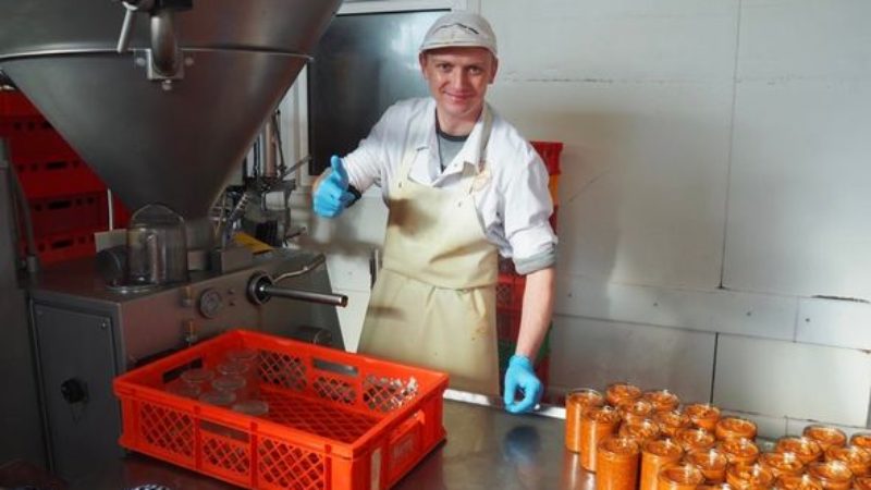 Struzina Rauschen GmbH: Wir suchen: Koch/Köchin (m/w/d) und Produktionshelfer/in (m/w/d)