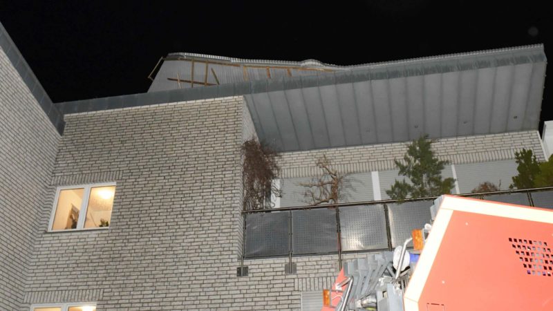 Sturm Zeynep zerstört Flachdach in Pulheim und entwurzelt Bäume